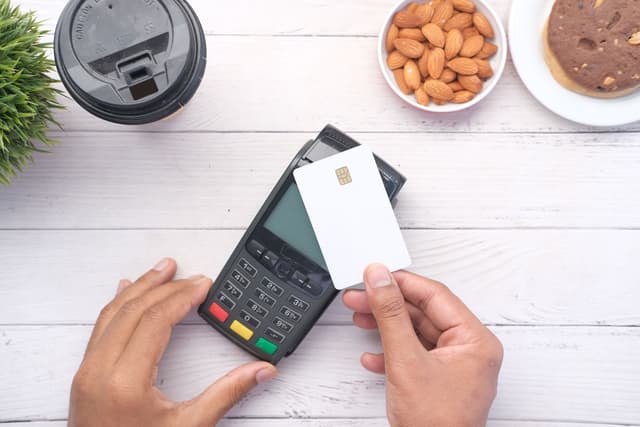 Primera tarjeta de crédito: tres claves para evitar que se convierta en una deuda permanente